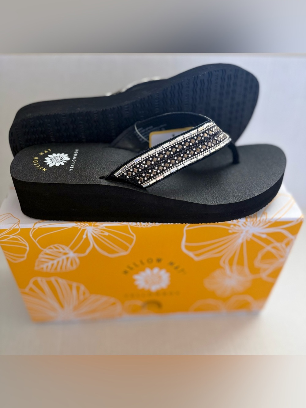 Yellow Box Mellow Mat Women’s Black Embellished Wedge Flip Flops Sz 9